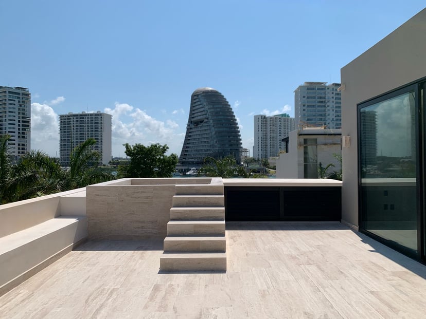 Roof garden en Puerto Cancún, Cancún, con jacuzzi elevado y vista a la marina y las torres