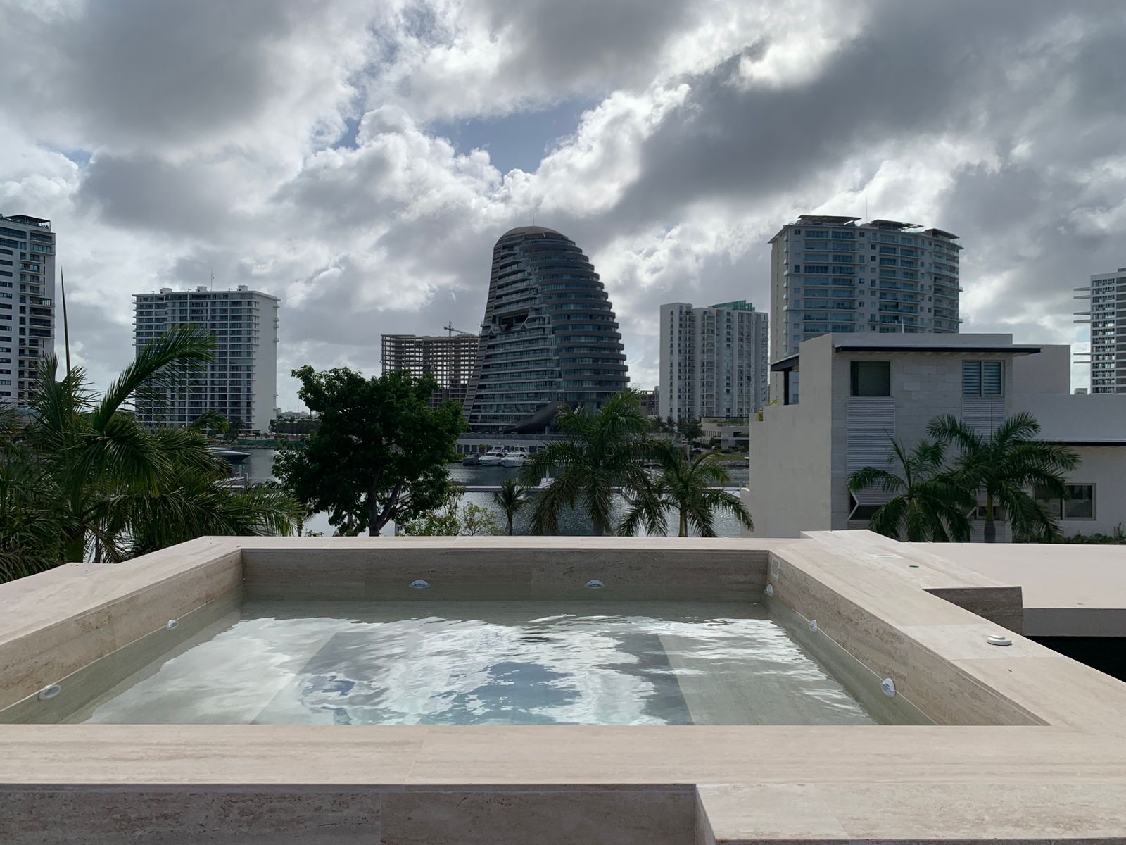 Jacuzzi en la terraza de Residencia Lote 20 con vista a la marina y las torres de Puerto Cancún