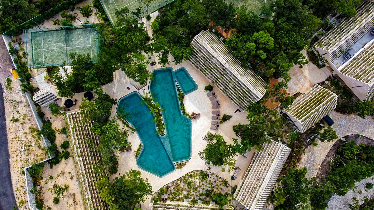 Fotografía aérea oficial de la casa club de Kaybé en Tulum, referencia de amenidades del desarrollo