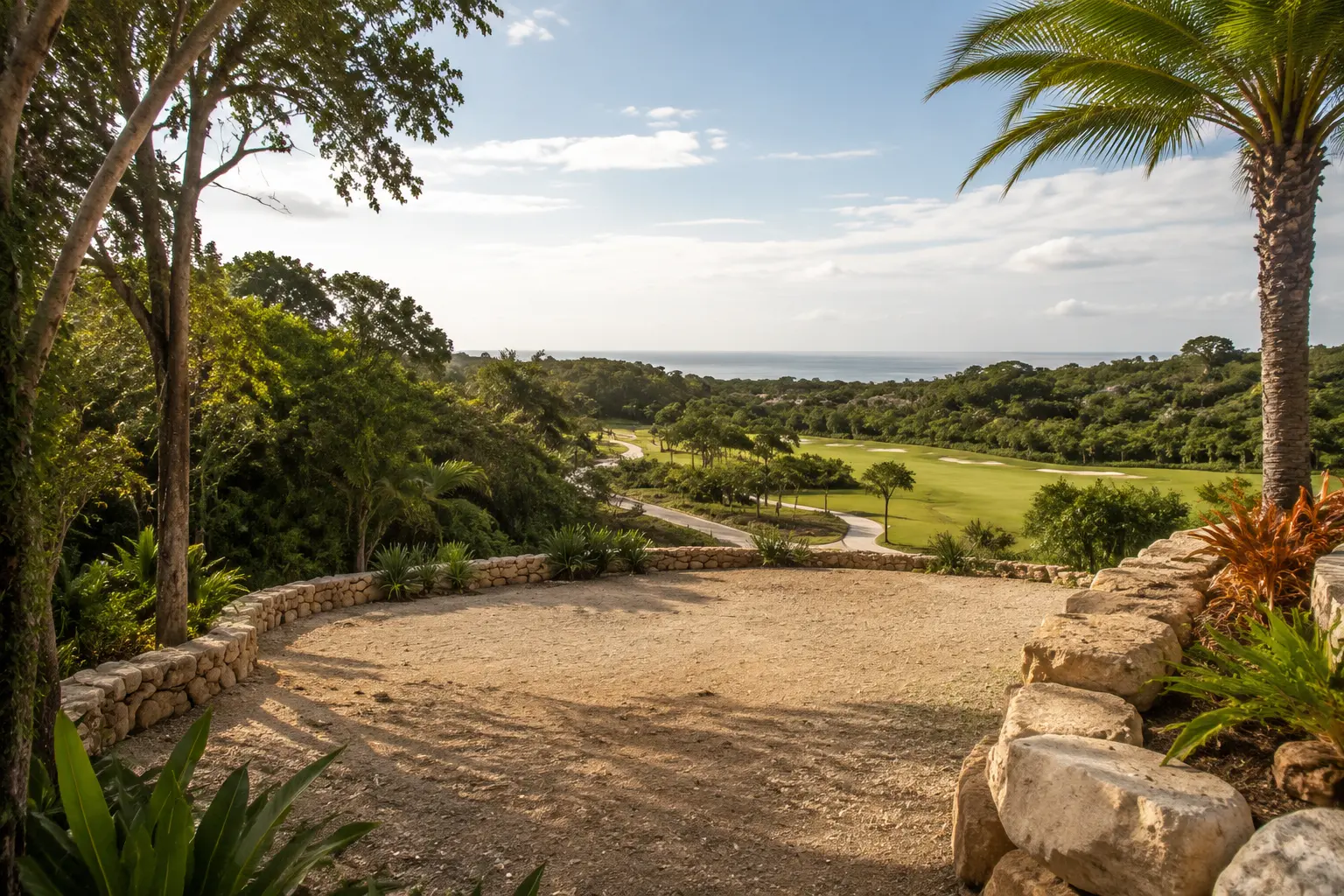Visual conceptual de La Escondida Corasol: terreno despejado con muro de piedra frente al campo de golf