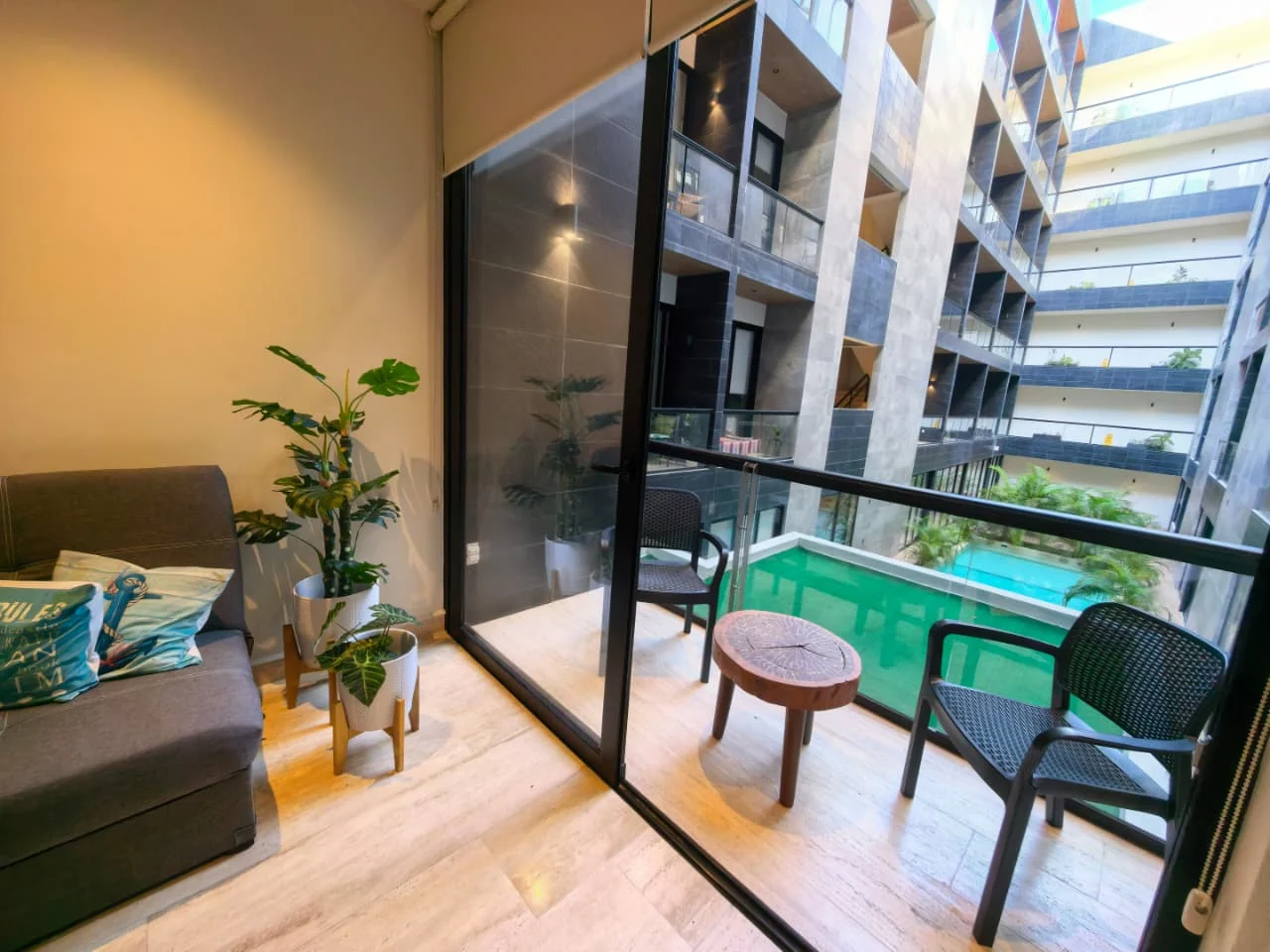 Fotografía del balcón de la unidad MUSA del Carmen con vista a la alberca del edificio
