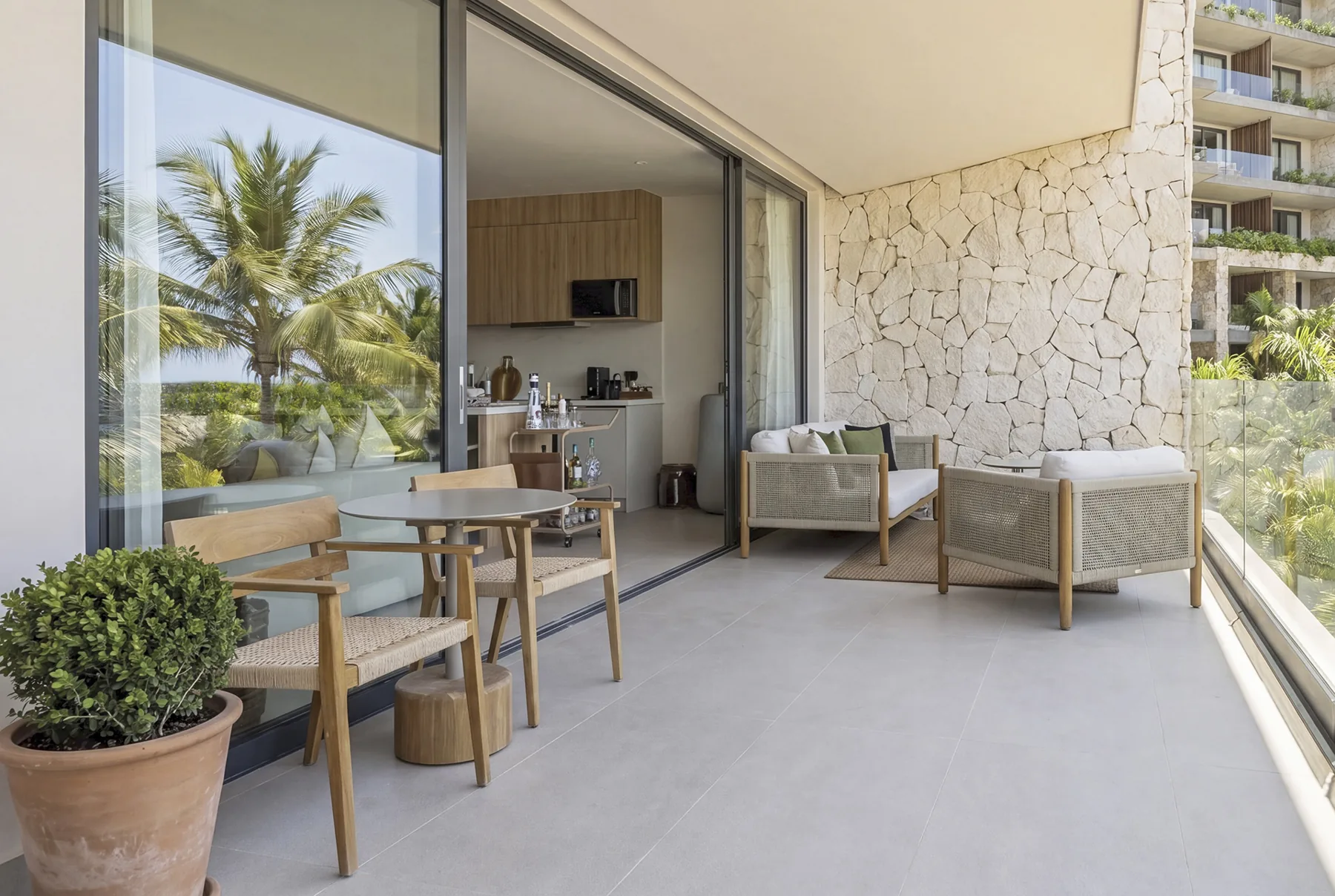Terraza del showroom de Distrito Xcalacoco Beach, referencia del desarrollo