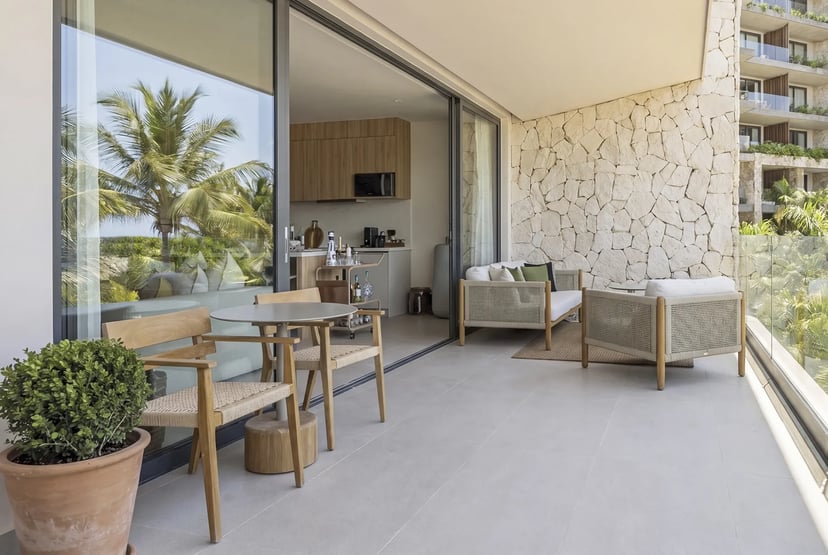 Terraza del showroom de Distrito Xcalacoco Beach, referencia del desarrollo