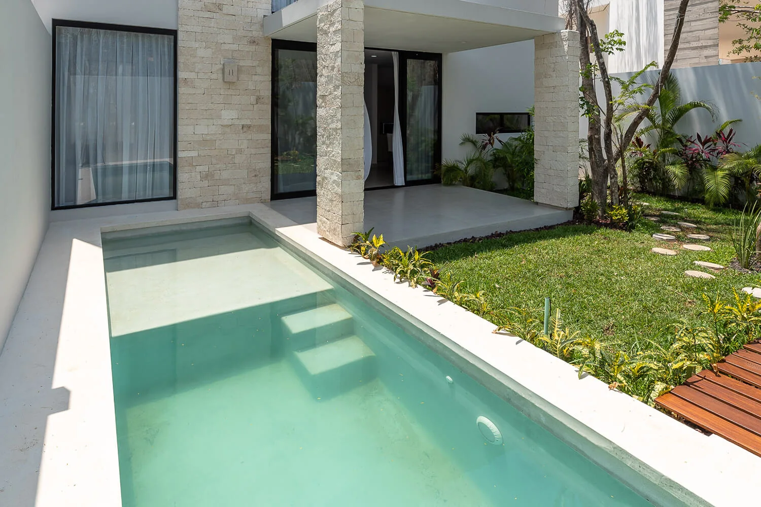Fotografía de la casa muestra de Palmara Residencial: patio y alberca privada