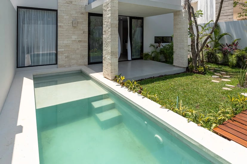 Fotografía de la casa muestra de Palmara Residencial: patio y alberca privada
